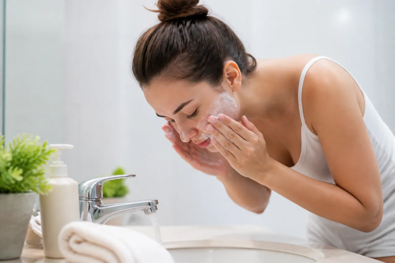 gel de curățare pentru rutina minimalistă de skincare